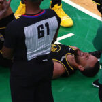 เกม NBA Finals 3: Steph Curry ได้รับบาดเจ็บในการแข่งขัน